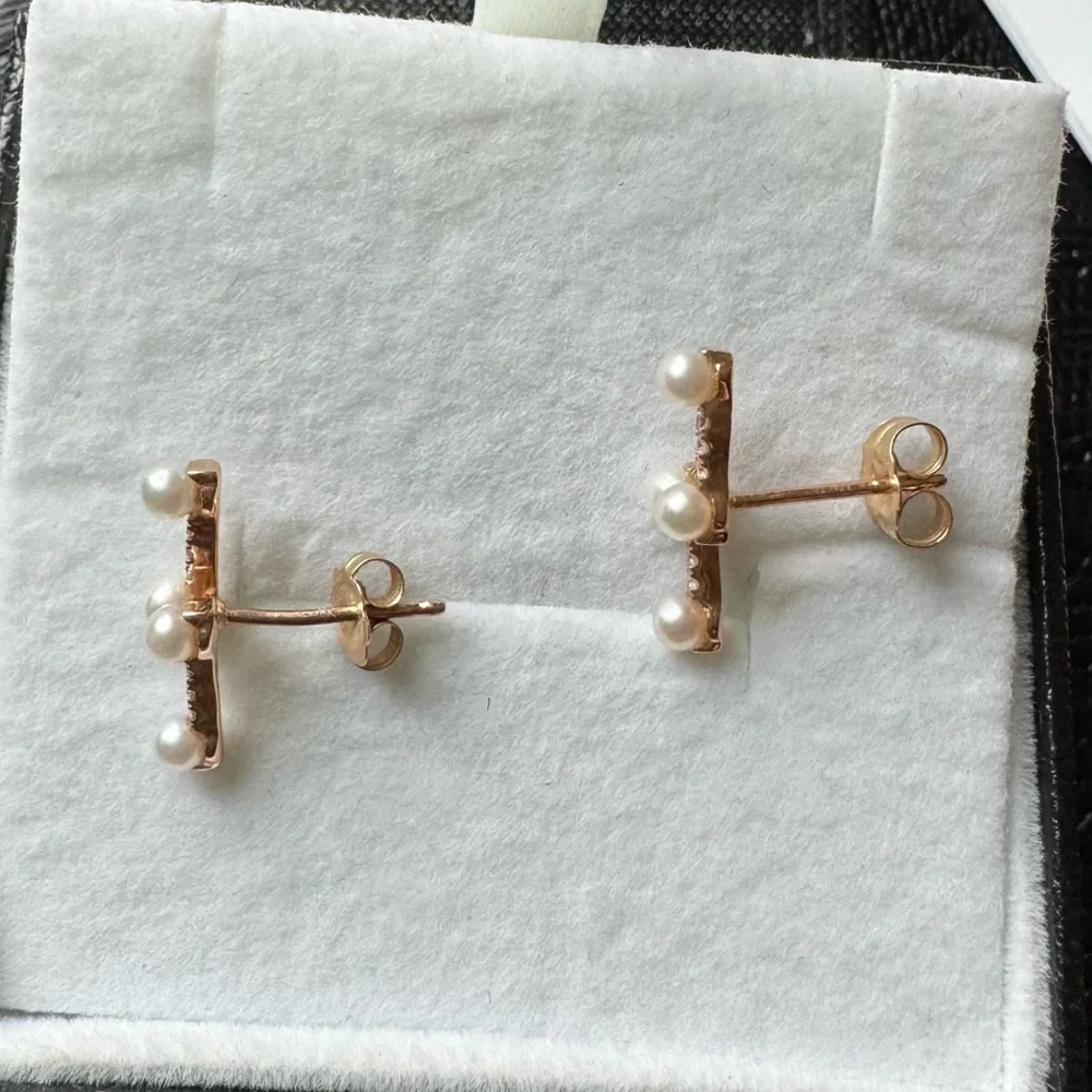 Dana Rebecca Design. Pearl Ivy Collection. Diamond and Pearl bolt earrings. - Picture 3 of 3